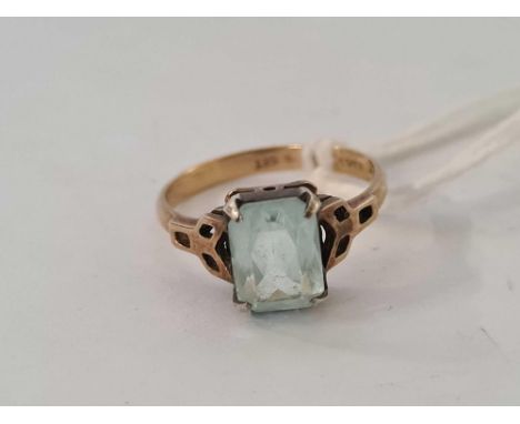 A BAGUETTE CUT AQUAMARINE COLOURED RING IN 9ct, SIZE 'K'