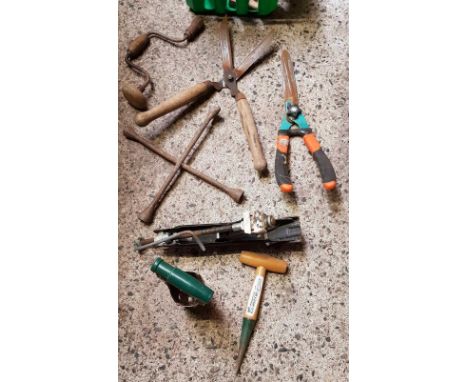 CARTON WITH MISC HAND TOOLS, A TOOL BAR BOWL, SCISSOR STYLE JACK & OTHER GARDENING TOOLS