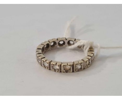 A FULL ETERNITY RING SET IN 9ct GOLD, SIZE 'K'