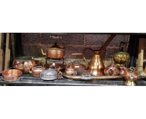 SHELF MAINLY OF COPPER & BRASS INCL; KETTLE WITH BURNER, BEER JUG & A BRASS HORSES HAME