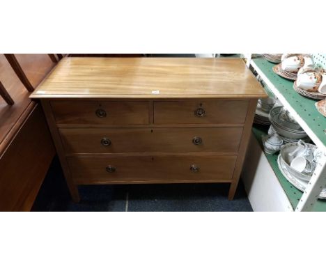 LIGHT MAHOGANY CHEST OF 4 DRAWERS