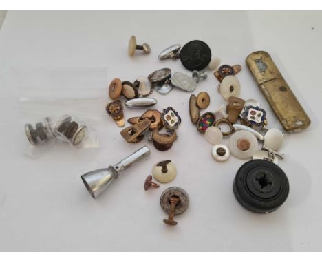 BAG OF MIXED CUFF LINKS, COLLAR STUDS, LAPEL BADGES & A CIGARETTE LIGHTER