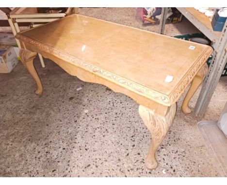 LIGHT WOOD COFFEE TABLE WITH GLASS TOP INSERT