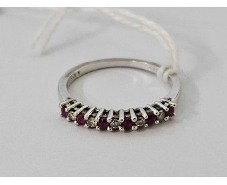 A RUBY & DIAMOND 11 STONE RING SET IN 9ct WHITE GOLD, SIZE 'M'