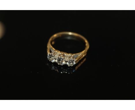 A LADIES THREE STONE DIAMOND GOLD RING