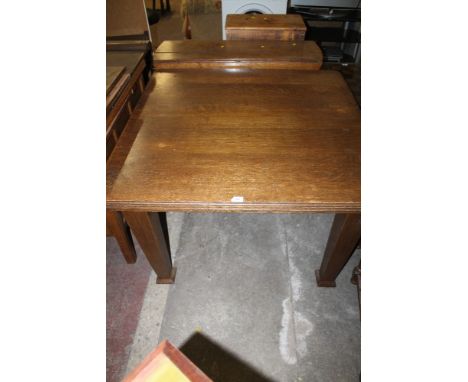 A LARGE OAK WIND OUT DINING TABLE (NO HANDLE)