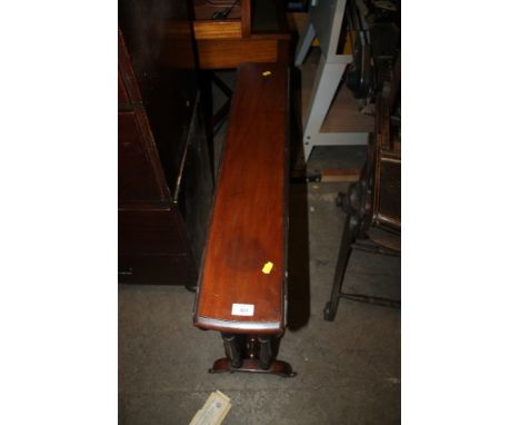 AN ANTIQUE MAHOGANY GATE LEG TABLE