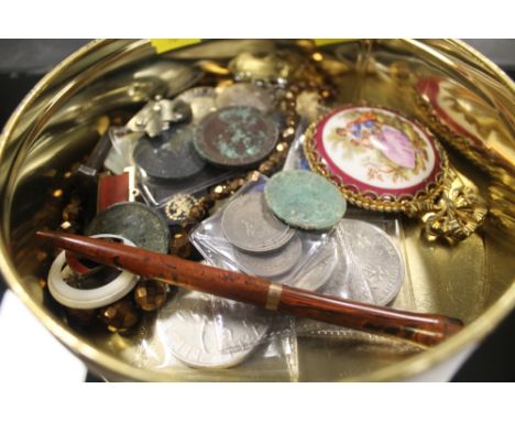 A TIN OF COLLECTABLES TO INCLUDE COINS, ENAMEL BADGES, ETC