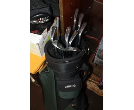 A SELECTION OF GOLF CLUBS IN BAG TO INCLUDE CLUBS BY CALLAWAY, DUNLOP, ETC