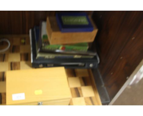 A QUANTITY OF VINTAGE GAMES TO INCLUDE WOODEN CHESS SET AND BOARD, CRIBBAGE, ETC