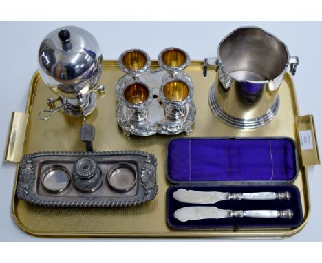 TRAY CONTAINING VARIOUS EPNS WARE INCLUDING A BOXED PAIR OF MOTHER OF PEARL HANDLED KNIVES, AN EGG SHAPED WARMING STAND BY MA