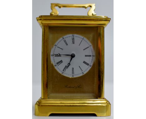 A FRENCH BRASS CASED CARRIAGE CLOCK BY RICHARD & CIE, WITH WHITE ENAMEL DIAL & ROMAN NUMERAL HOUR MARKERS     