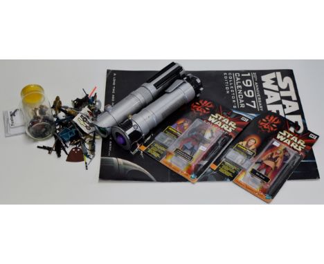 STAR WARS INTEREST - LOT COMPRISING 2 TOY LIGHT SABRES, VARIOUS ACTION FIGURE WEAPONS & PARTS, 2 BOXED EPISODE 1 FIGURES & 19