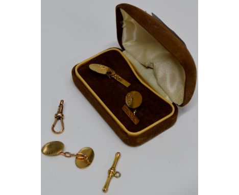 A LOT OF 9 CARAT GOLD COMPRISING A PAIR OF CUFFLINKS, AN ODD CUFFLINK, A POCKET WATCH CLASP & BAR - APPROXIMATE WEIGHT = 9.1 