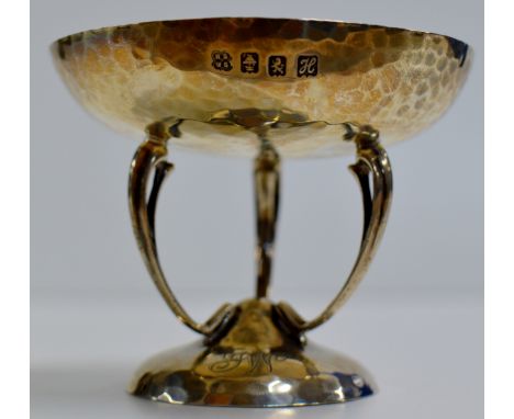 A 4¼" DIAMETER ARTS & CRAFTS BEATEN STERLING SILVER STEM DISH ON TRIPLE SUPPORTS WITH GLASGOW ASSAY MARKS & MAKER MARK FOR R 