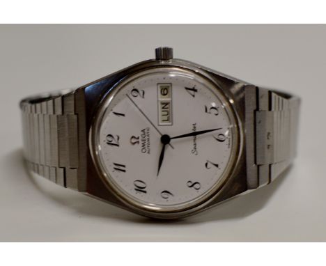 A VINTAGE OMEGA SEAMASTER GENTS AUTOMATIC STAINLESS STEEL CASED WRIST WATCH ON STAINLESS STEEL BRACELET     