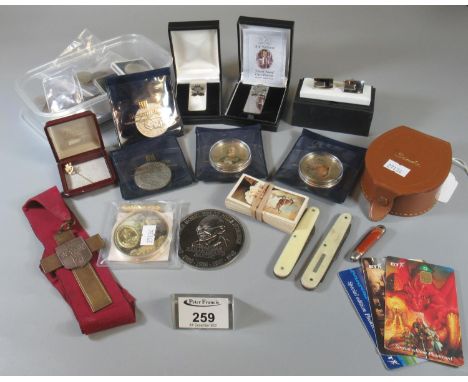 Box of oddments to include; vintage pen knives, various coinage, stud box with studs, cuff links, £1 and other bank notes etc