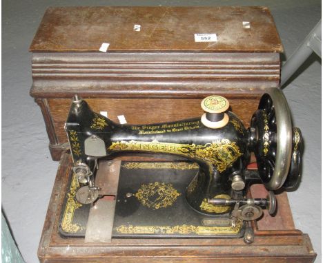 Vintage Singer sewing machine in fitted oak case. (B.P. 21% + VAT) 