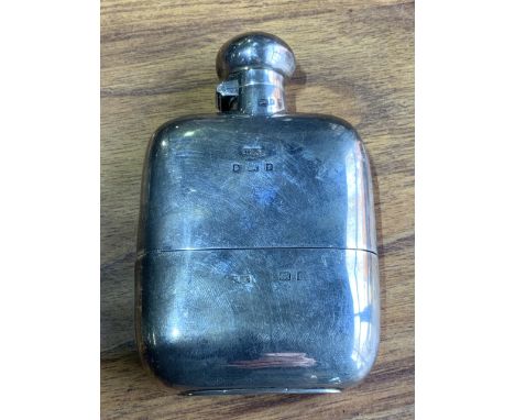 A Silver hallmarked hip flask. With sterling hallmark. Weight 133 grams. H:11cm