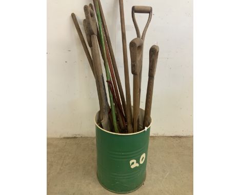 An enamel drum with a selection of good quality tools, spade, forks etc. W:39cm x D:39cm x H:50cm