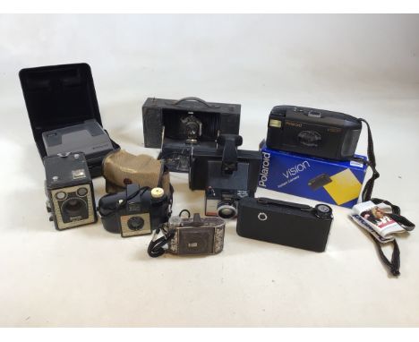 A quantity of cameras including Polaroid, Kodak Brownie, Brownie model E and others 