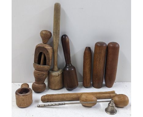 Mixed treen to include a bottle corking tool and other items Location: LAFIf there is no condition report shown, please reque