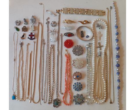 A quantity of costume jewellery to include a silver moss agate ring, gold tone and silver tone chains, a Lucoral necklace wit