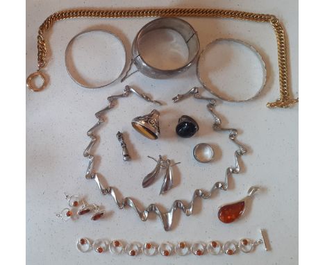 A small quantity of costume jewellery, mainly silver, to include a silver engraved hinged bangle, 40g, makers mark S&E (Smith