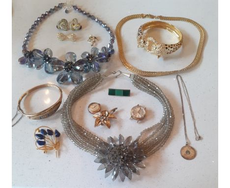 A quantity of costume jewellery and small 20th Century collectables to include an engine turned white metal lipstick compact,