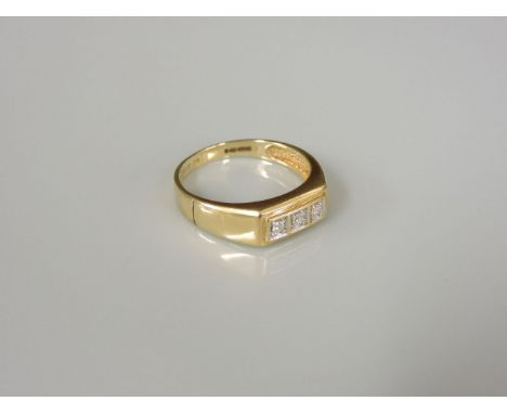 A gentleman's 9ct gold three stone diamond ring, with a stated weight of 0.15ct, 4.70g