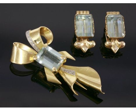 A Continental aquamarine bow brooch, circa 1940, the brooch with an emerald cut aquamarine, four claw set to the centre, to a