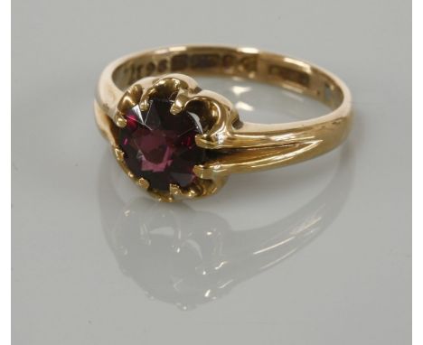 A 9ct gold gentleman's single stone garnet ring