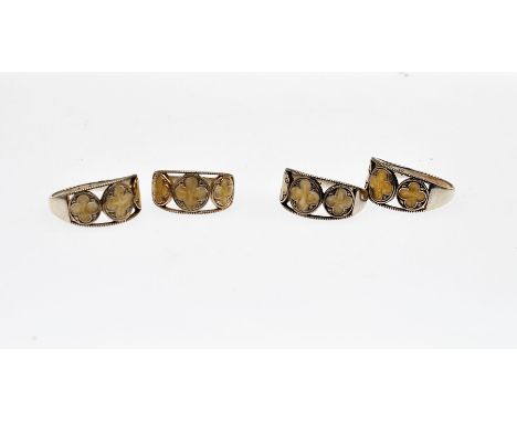Four sterling silver quatrefoil rings with mother of pearl insets