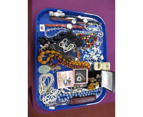 Assorted Costume Jewellery, including graduated single strand pearl bead necklace, amber leaf brooch, amber coloured pendant 