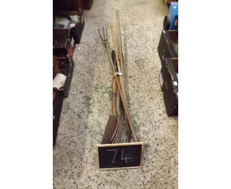 BUNDLE OF GARDEN TOOLS INCL; SHOVEL, SPADE, HOE, RAKE ETC
