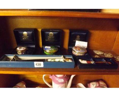 SHELF OF ROYAL WORCESTER TRINKET BOXES,DRINKS LABELS &amp; PEN KNIVES