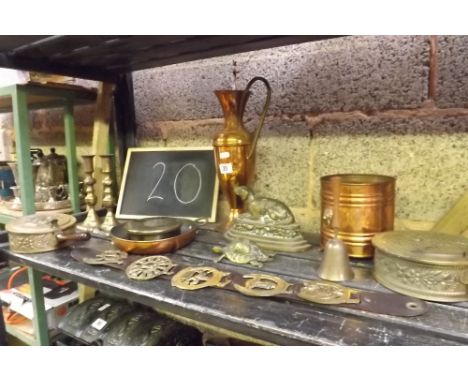 SHELF OF MIXED BRAS &amp; COPPERWARE INCL; CANDLES STICKS, HORSE BRASSES &amp; SMALL BRASS DOG DOOR STOP