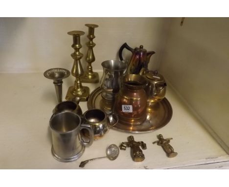 PART SHELF WITH PAIR OF BRASS CANDLE STICKS, MUGS &amp; OTHER ITEMS