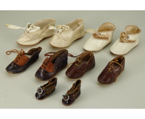 Five pairs of German doll shoes, ivory silk size 8 shoes with edged stitching, 3 ¼” (8.5cm), white leatherette shoes, 2 ¾” (7