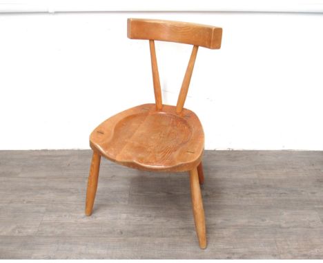 A Mid Century elm chair of Ercol style with turned spindle "V" form back and rail, 81cm high 