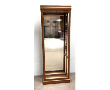 A modern display cabinet with glass shelves and lighting, 184 x 70 x 32 cm.