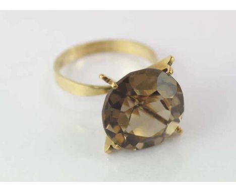 Vintage 9ct yellow gold and smokey quartz ring weight: approx 4.7 grams, size: M/6