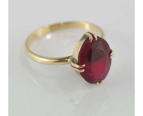 Vintage 9ct yellow gold and garnet ring weight: approx 2.6 grams, size: approx O-P/7