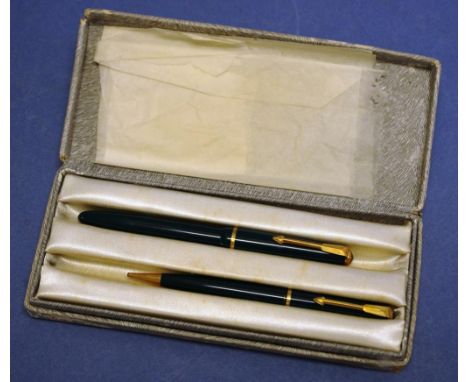 Boxed vintage Parker pen set including fountain pen and propelling pencil.