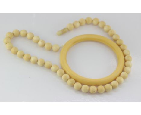 Vintage ivory necklace and bangle (necklace needs small repair). This item cannot be exported without Cites documentation