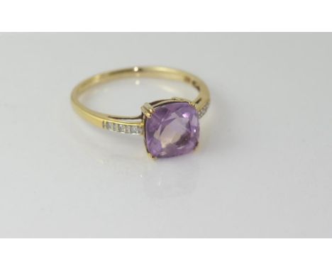 Gold and amethyst ring marked MHJ, weight: approx 1.7 grams, size: approx O-P/7