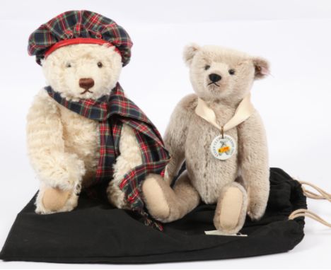 Steiff pair of teddy bears: (1) Steiff Club Edition 2005 Richard replica teddy, white tag 420467, LE, mohair, with certificat