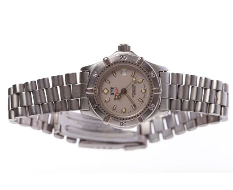 LADY'S STAINLESS STEEL TAG HEUER PROFESSIONAL 2000 SERIES WRISTWATCHreference WE1411-R, quartz movement, the silvered dial wi