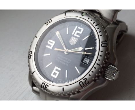 GENTLEMAN'S TAG HEUER CHRONOMETER WRISTWATCH model WT5110, signed automatic chronometer movement, the black dial with applied