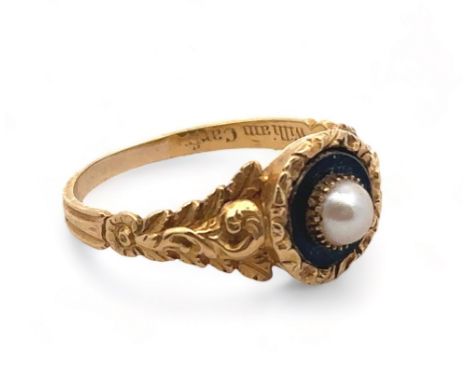 A George IV yellow metal mourning ring. Inscription partially rubbed, reads as 'William Carfr Feby 1828'. A central pearl set